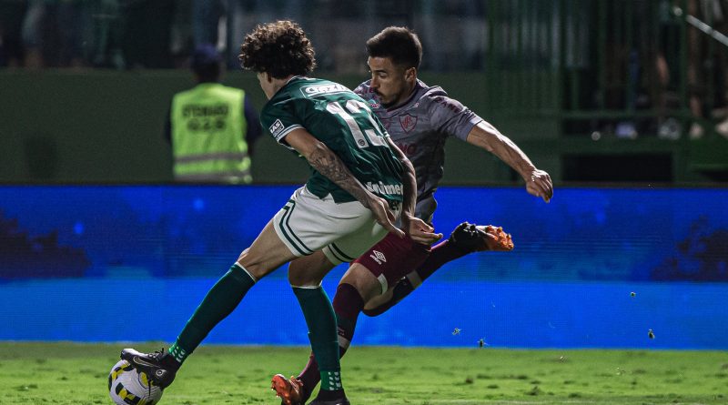 Finalização de Willian Bigode no gol da vitória do Fluminense sobre o Goiás